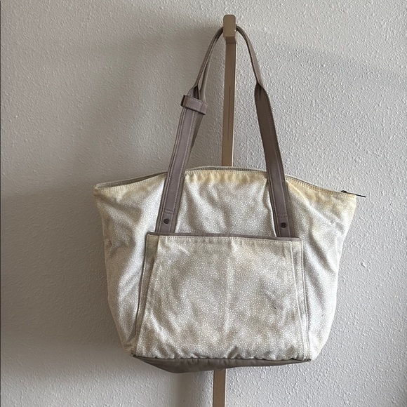 Lululemon Live Free Tote Bag – Versatile and Spacious - Picture 6 of 16